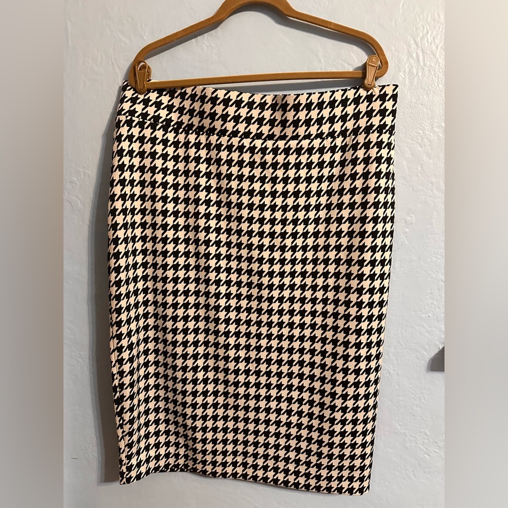 Alfani Women’s B&W herringbone pattern skirt, scuba material size 18W